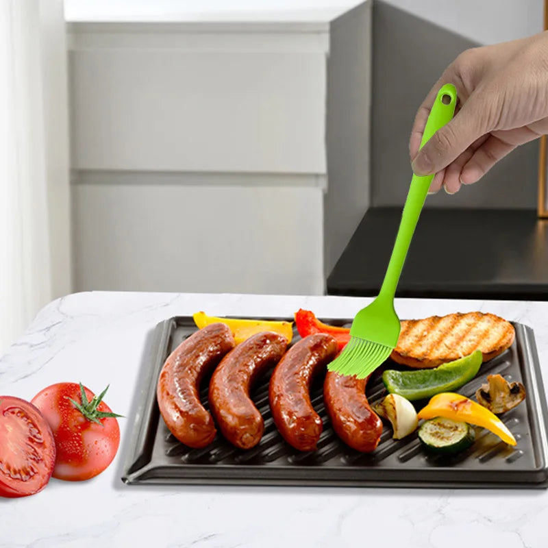 Brosse à huile en silicone avec manche en plastique pour barbecue et pâtisserie, résistante aux hautes températures.