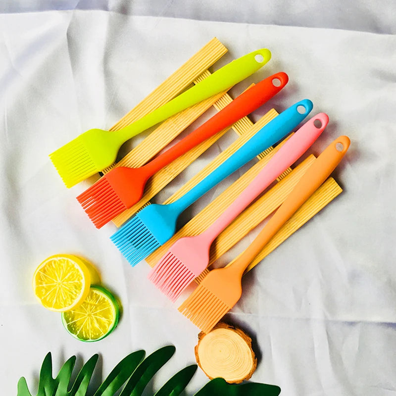 Brosse à huile en silicone avec manche en plastique pour barbecue et pâtisserie, résistante aux hautes températures.