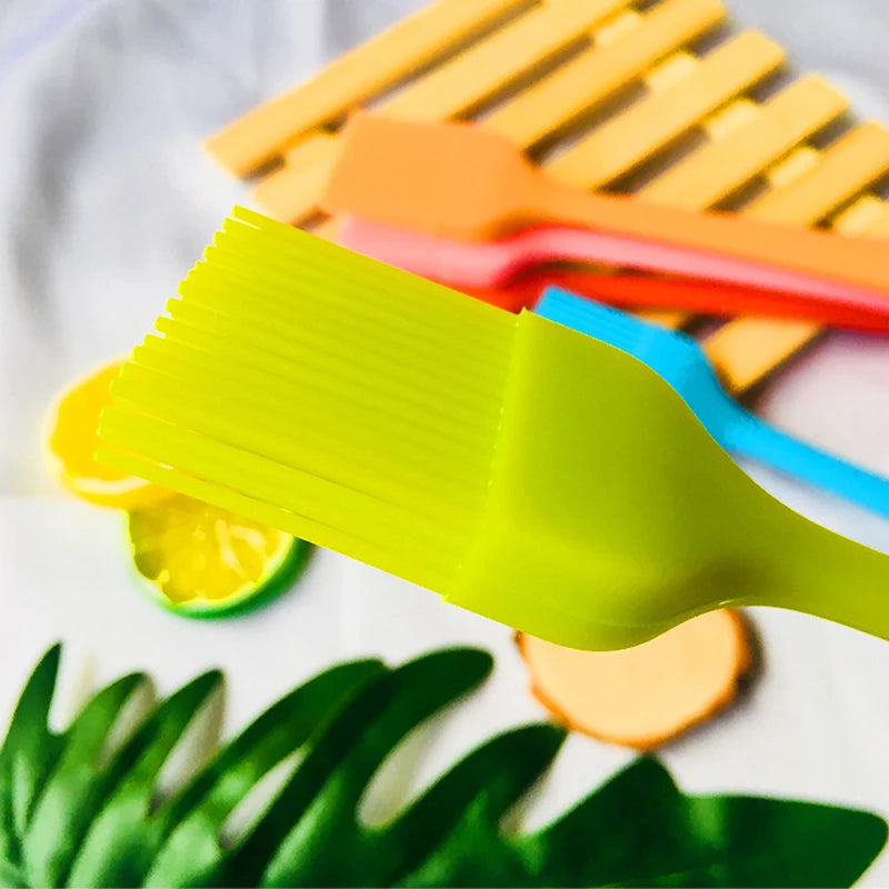 Brosse à huile en silicone avec manche en plastique pour barbecue et pâtisserie, résistante aux hautes températures.